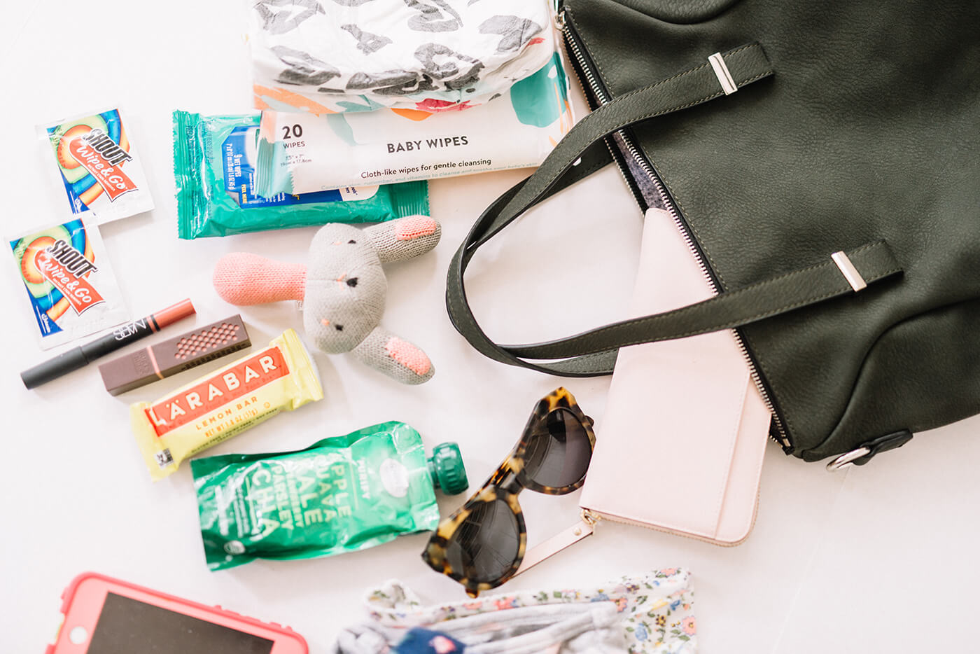 What's In Your (baby) Bag? 10 Items To Carry With You Always 